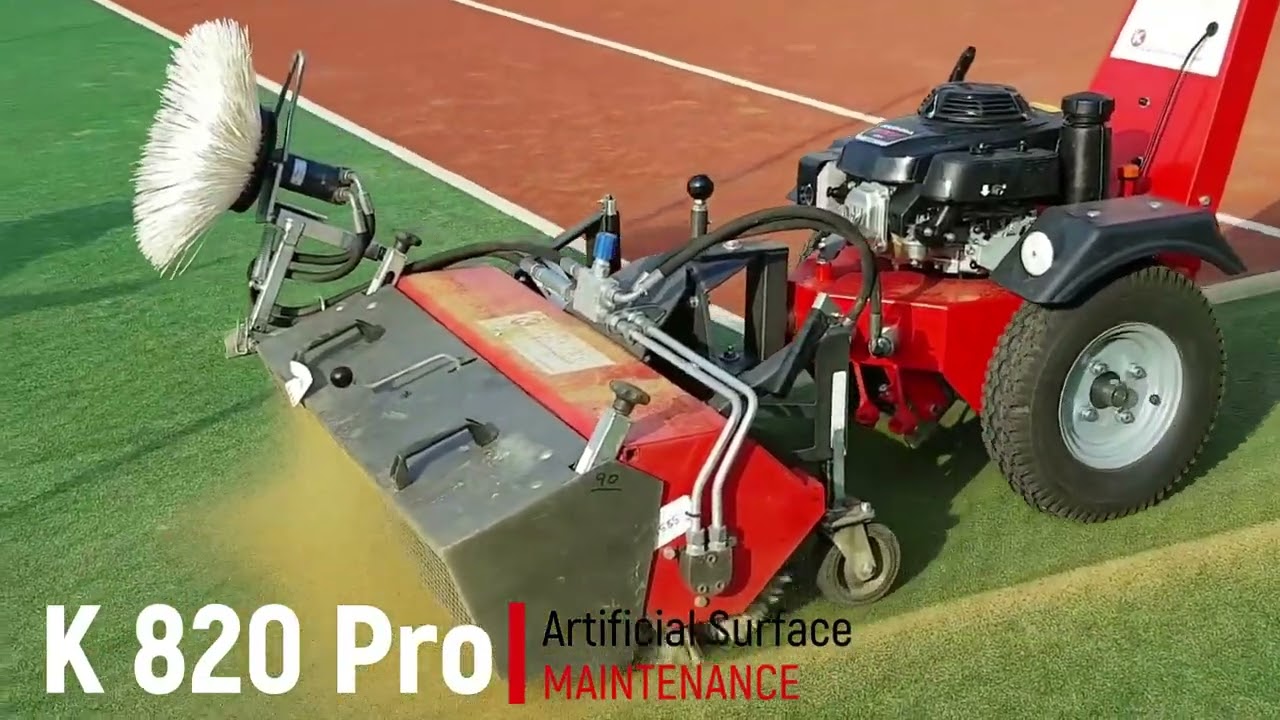 Entretien des gazons synthétiques avec la balayeuse Kersten  K820 Pro Artificial Surfaces