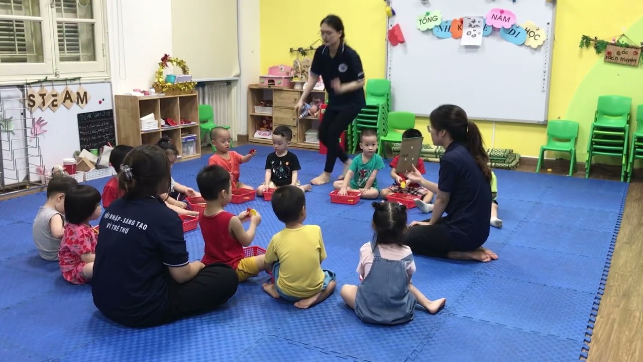Làm quen với Toán: Nhận biết hình tròn, hình vuông ( trẻ 24-36 tháng)