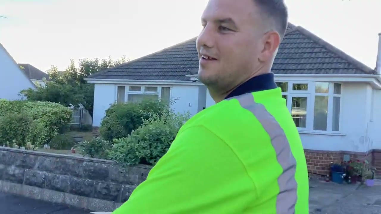 Green Waste bin men emptying bins in Bournemouth part 5 (08/08/2022)