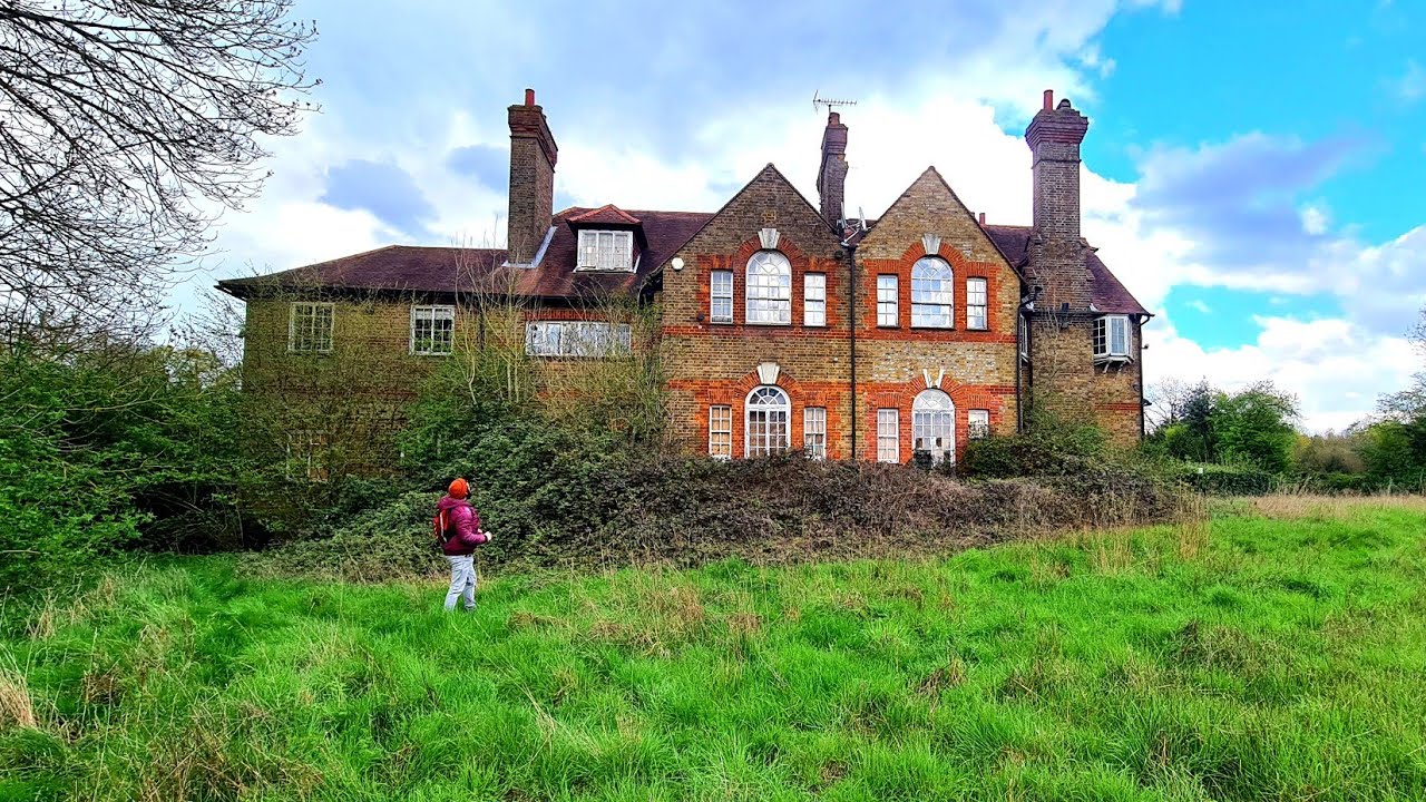 We Found A Greek Millionaires Mansion The Family Fled In the Middle Of The Night - Abandoned Places