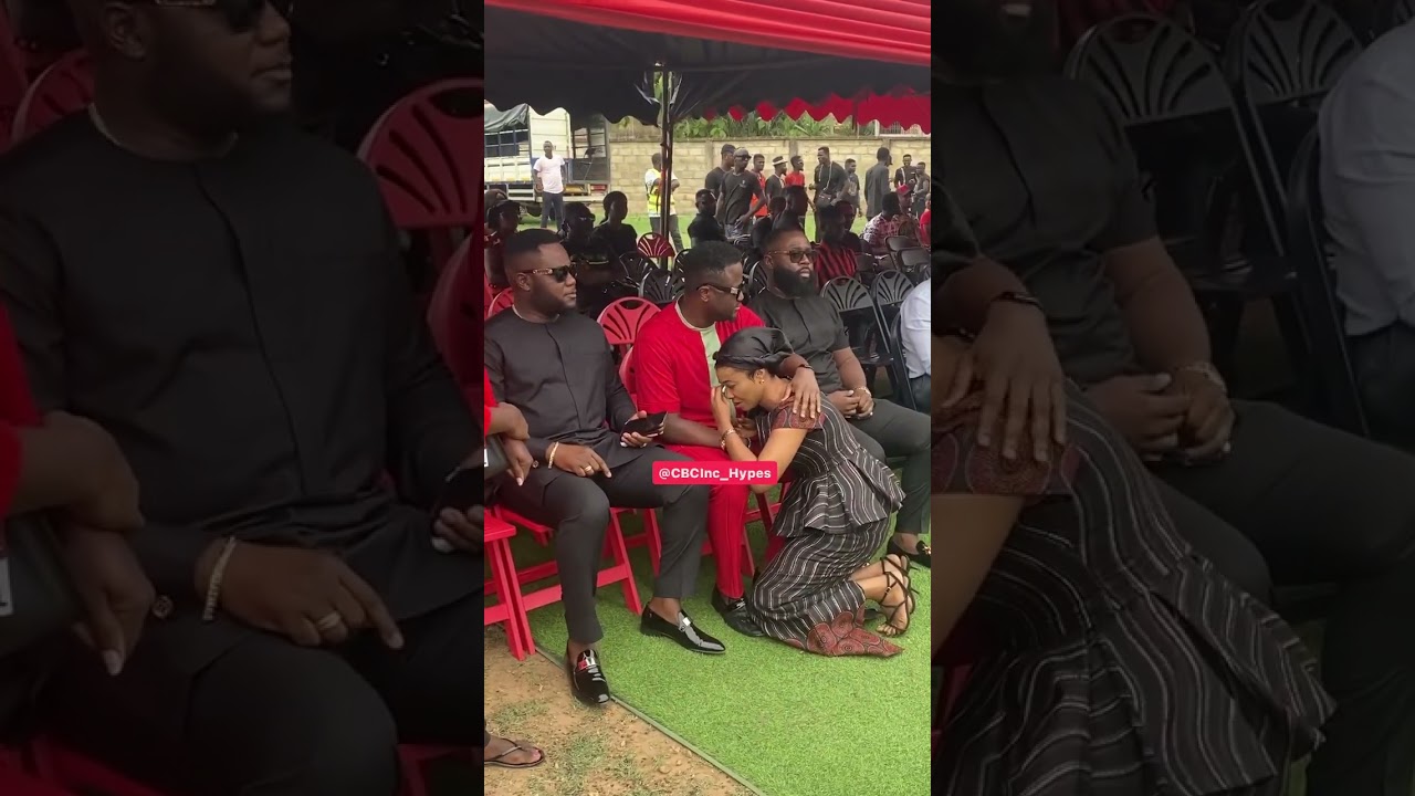 Ps Brian Amoateng consoles Efe Grace and Mary the widow of Agya Yaw. #RIPAgyaYaw