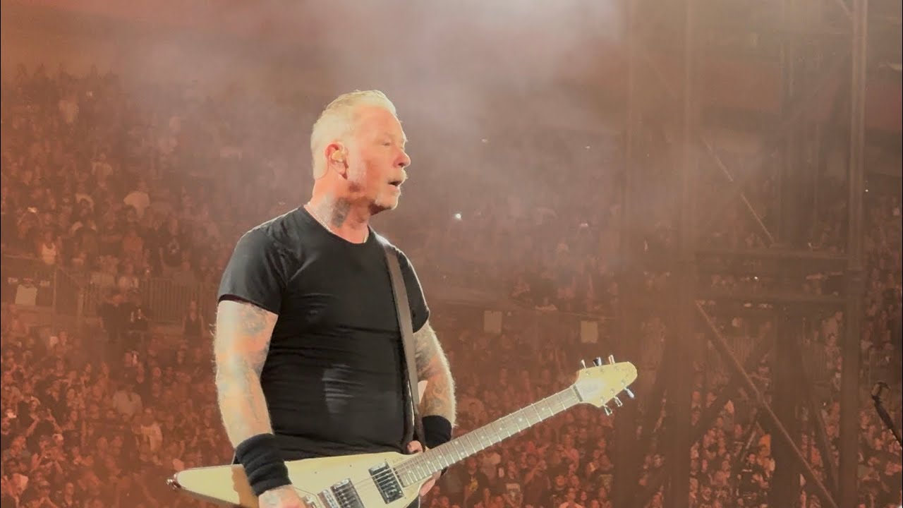 Metallica Lars pissing James off with tech issues in Tampa - Battery
