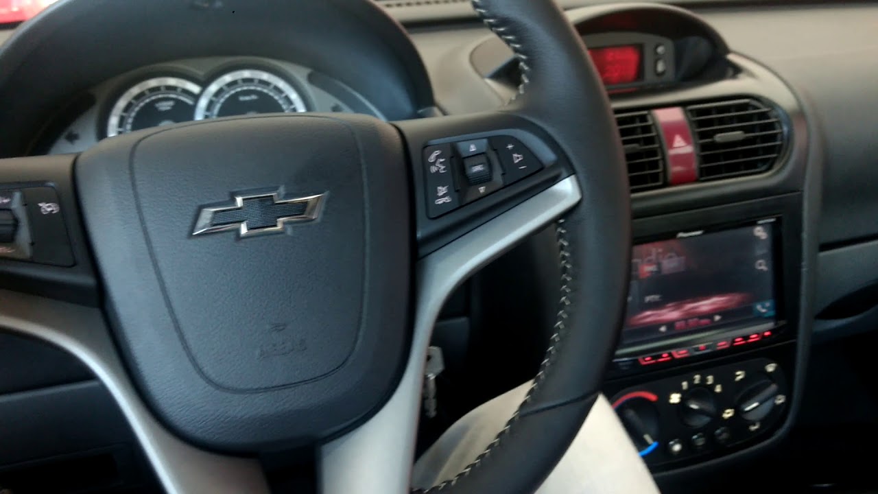 Chevrolet Corsa Hatch com volante multifuncional instalado no sistema original @MS Sound Osasco