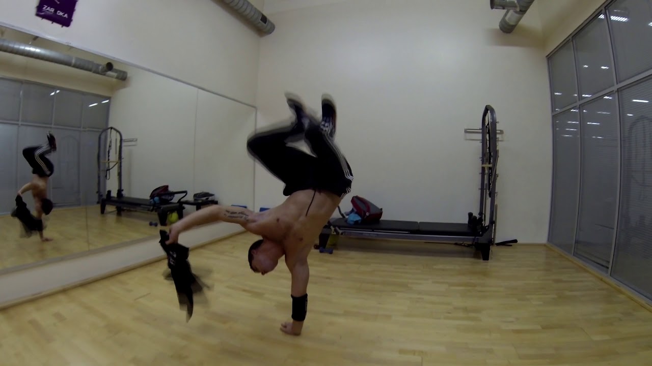 Снял футболку прыгая на руке\Jump one hand
