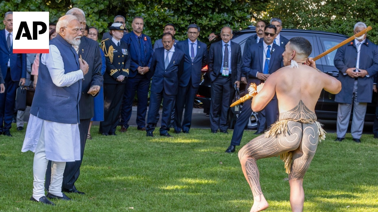 Modi receives a ceremonial welcome at Government House in New Zealand
