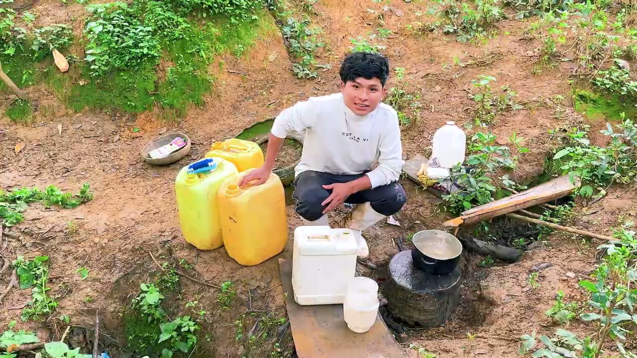 Llevando agua a casa en canecas a casa de mis abuelos