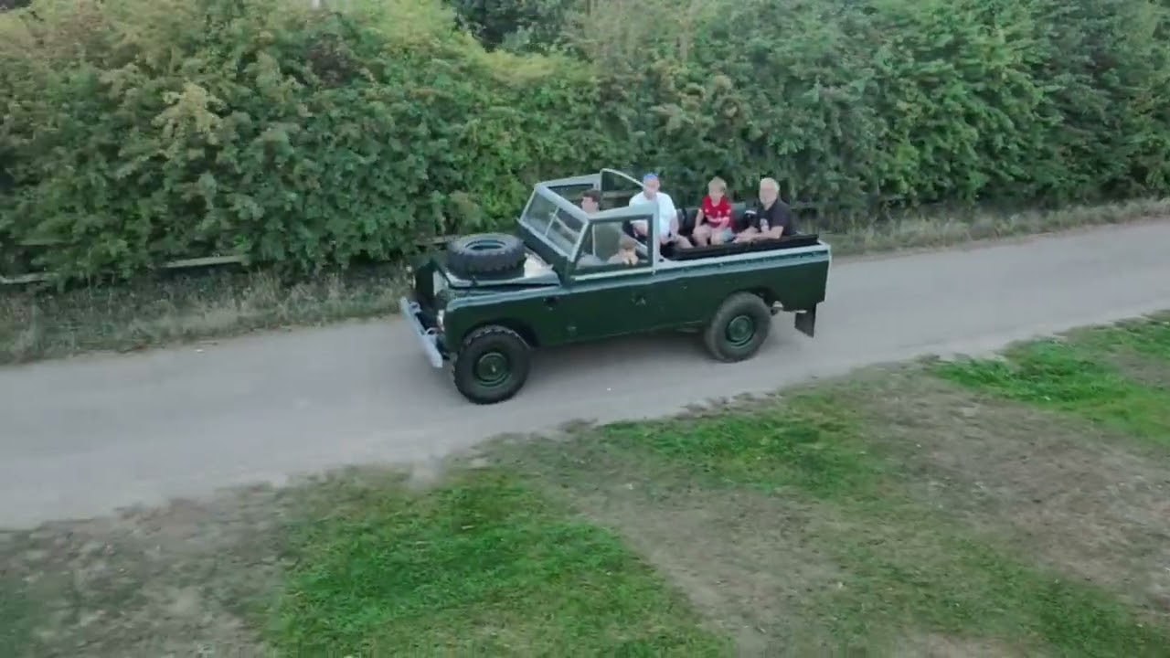 DJI Neo. 1977 Land Rover