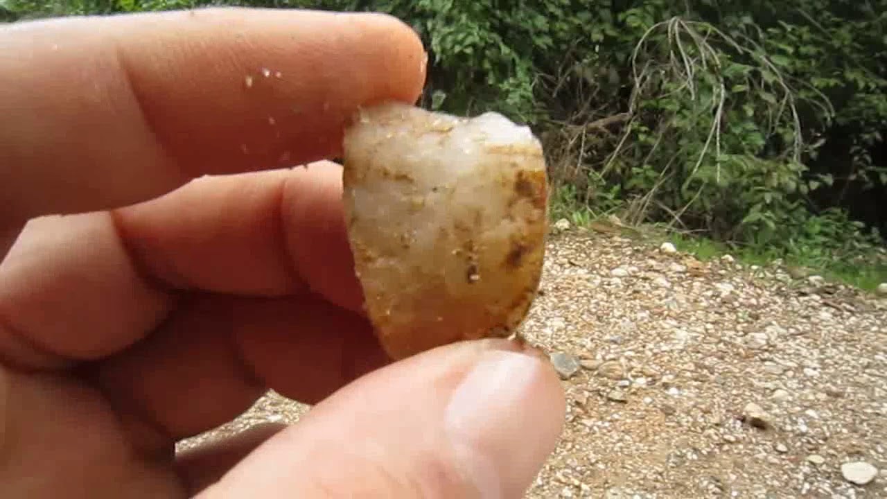 اين تبدا البحث عن الاحجار الكريمة 💎 استكشاف منطقه جبلية مكسوه بالغابات في طبيعة صخور الوادي الخلابة