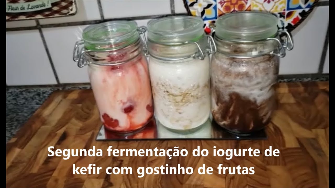 Segunda fermentação do iogurte de kefir sabor frutas