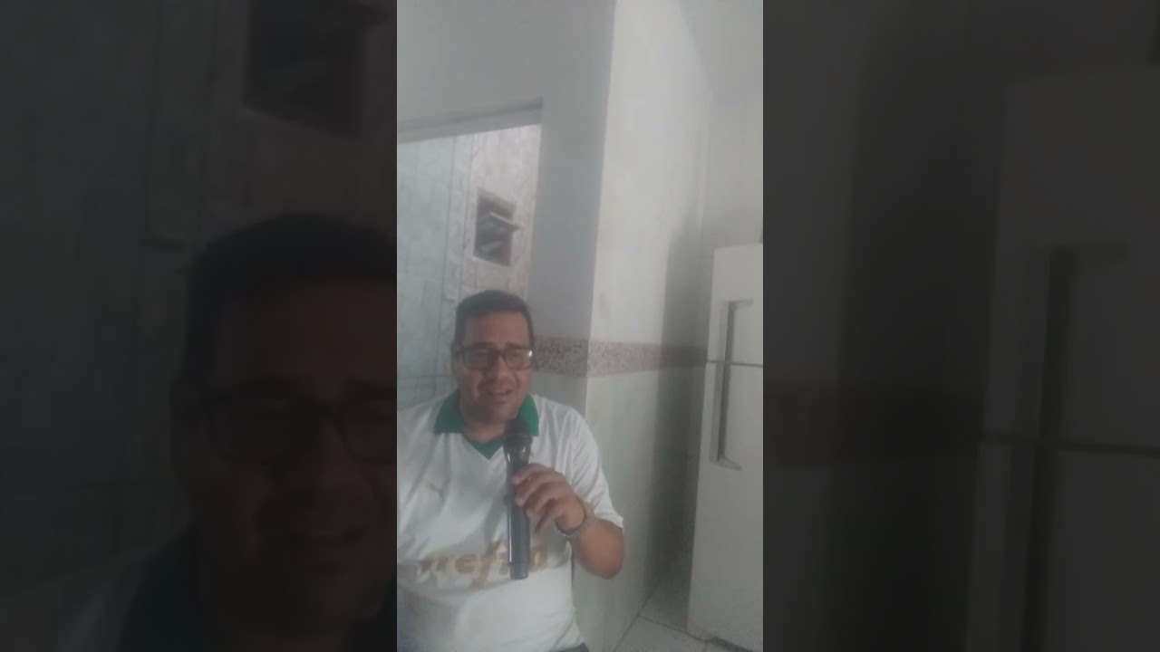 Igor keita Cantando Frisson no karaokê 