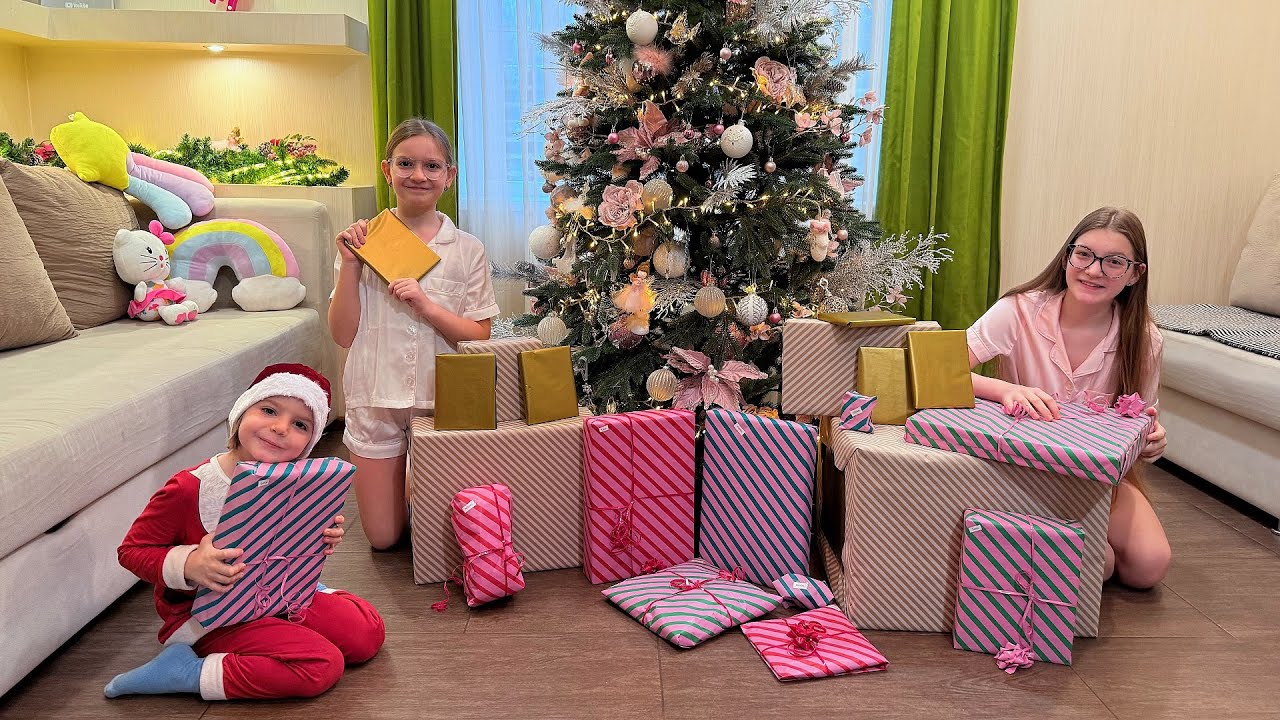 Ce CADOURI ne-a adus MOȘ CRĂCIUN 🎅