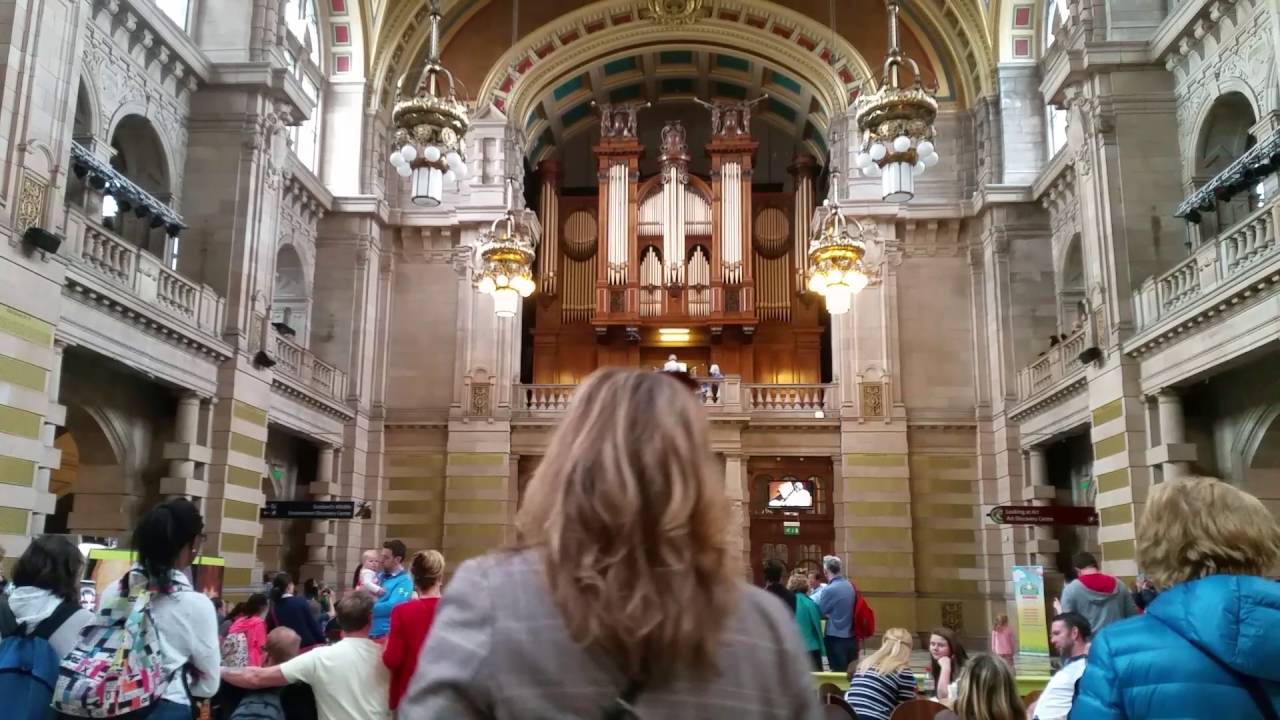 Bach Toccata and Fugue in D minor - Kelvingrove Art Gallery