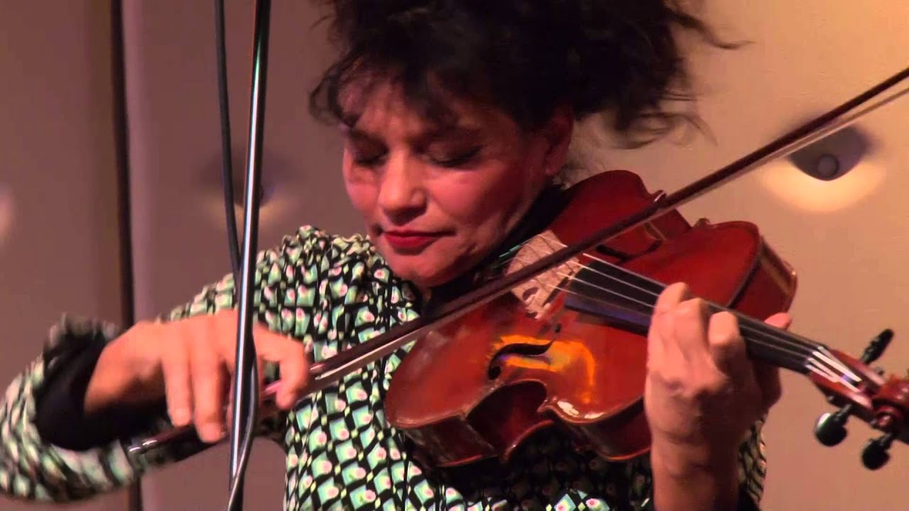 Esther Apituley speelt stuk Hindemith in anderhalve minuut | Schuurshow