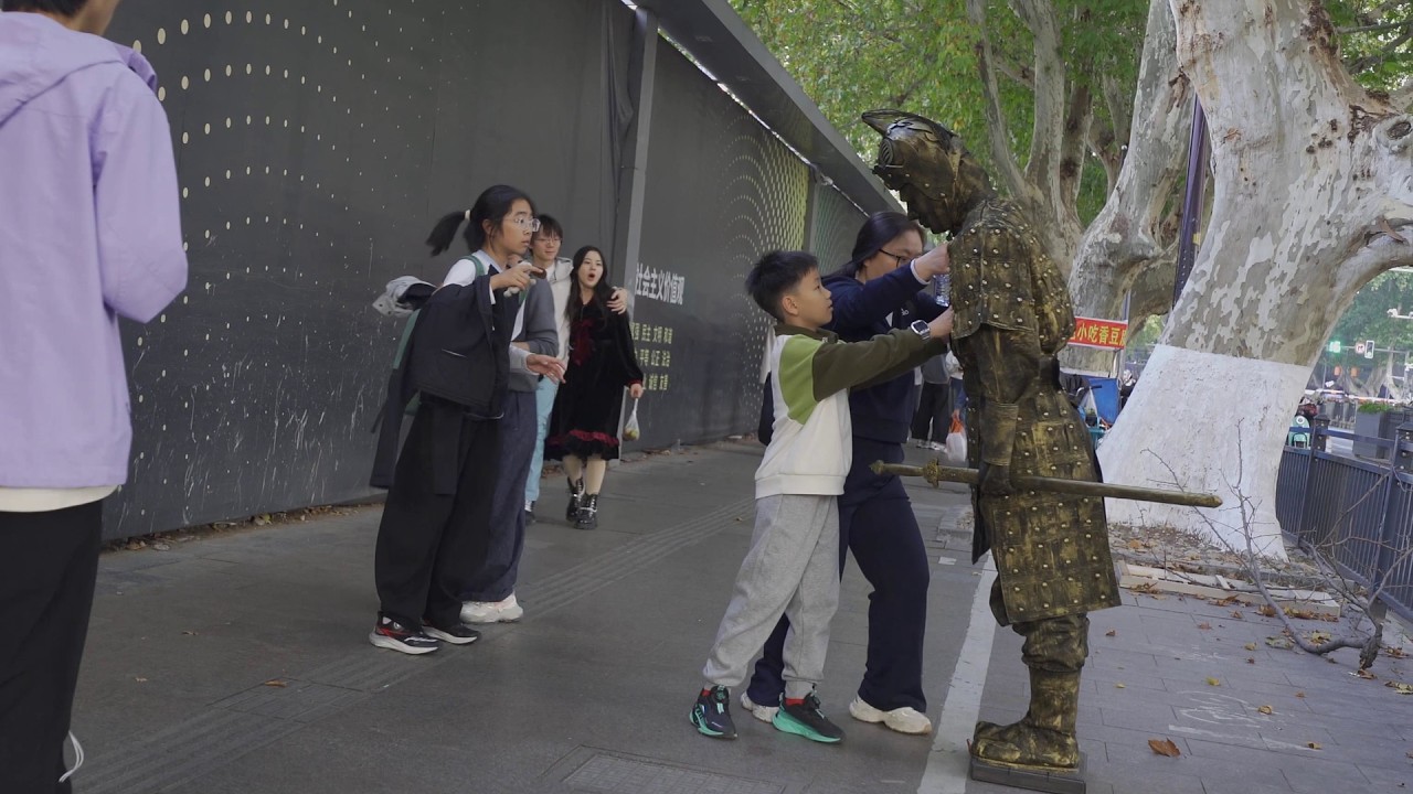 #23 Sculpture Pranks in China 丨 An old man uses Chinese Kung Fu to avenge a girl.