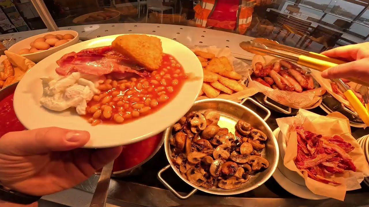 Breakfast service, nice and steady 👌😊👍