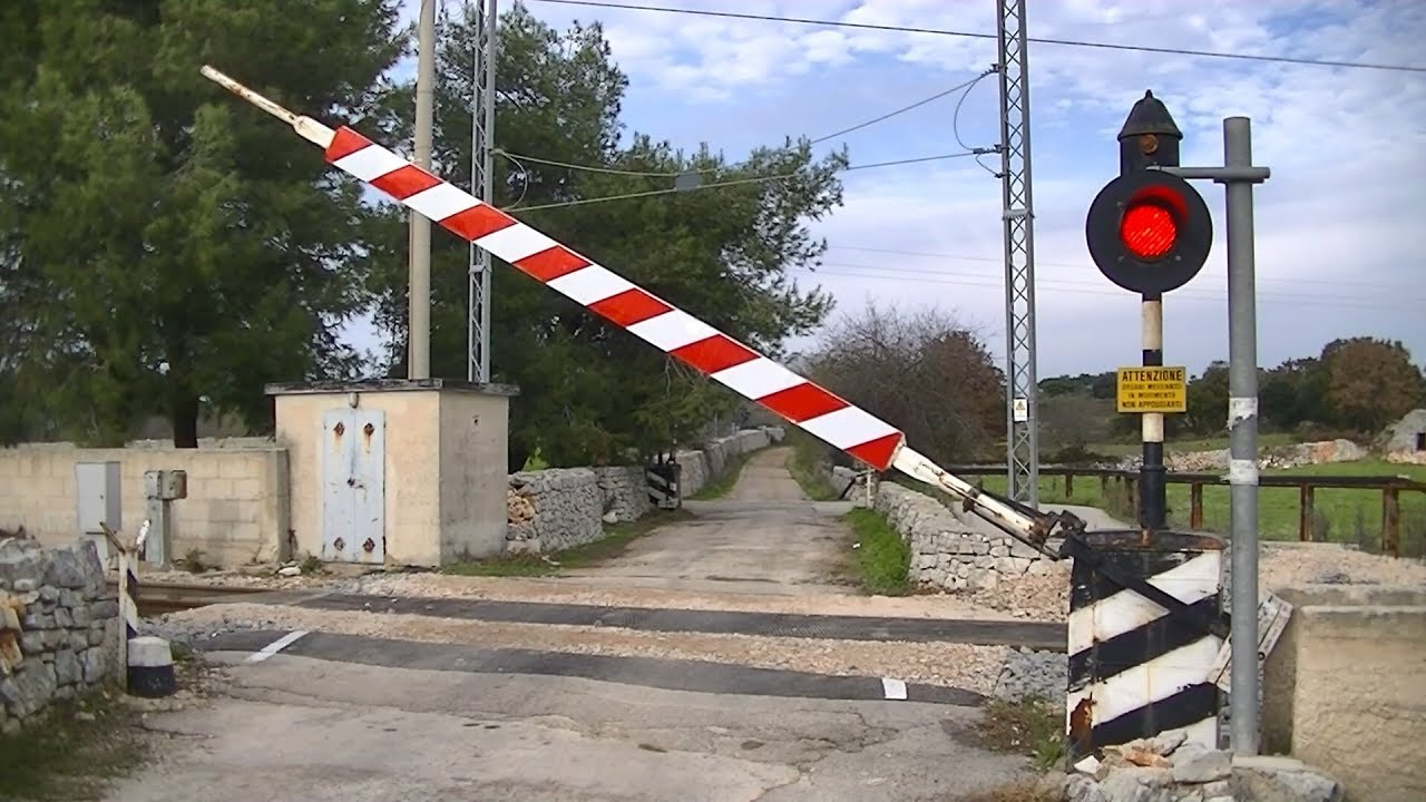 Spoorwegovergang Putignano (I) // Railroad crossing // Passaggio a livello