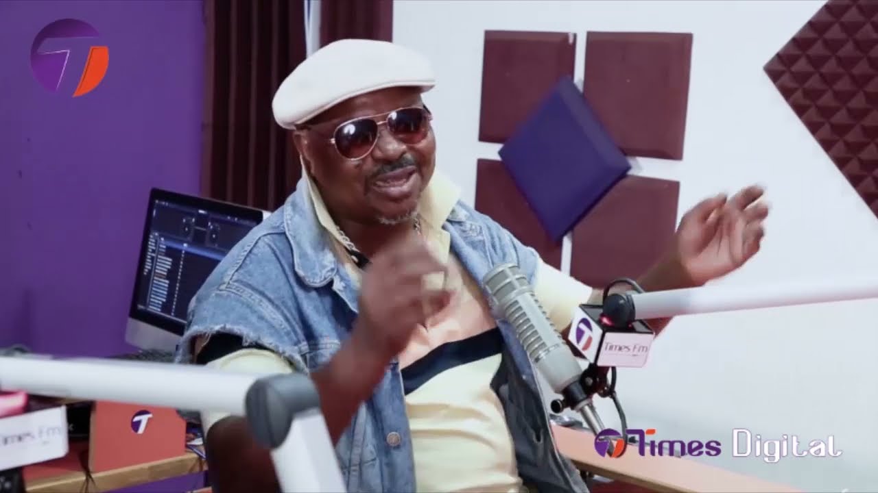 TAZAMA VITUKO VYA MZEE MBWIGA MBWIGUKE ALIVYOWAVUNJA MBAVU WATANGAZAJI WENZAKE.