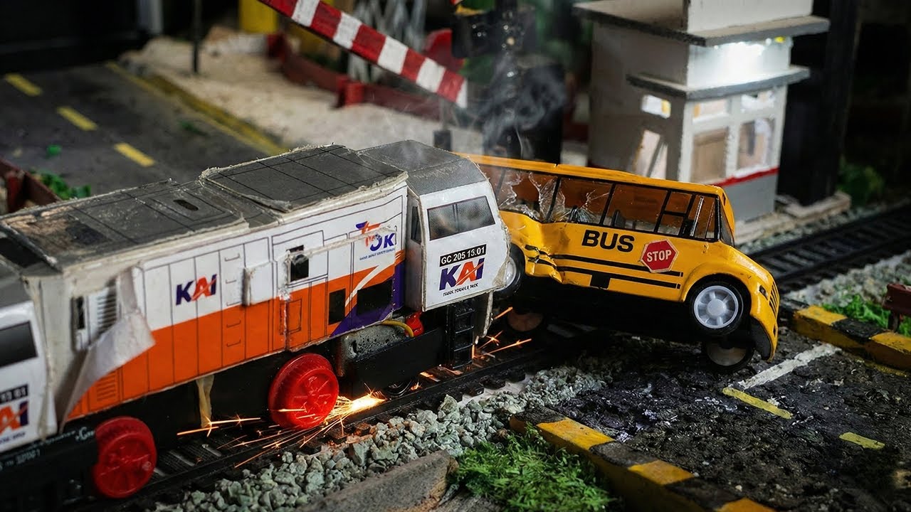 Drama Seru Merakit Kereta Api CC206 Anjlok Terguling Menabrak Bus Sekolah di Perlintasan Diorama