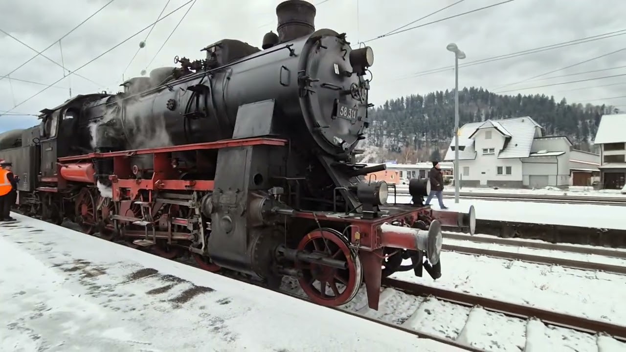 Einfahrt der Dampflokomotive 58 311 in Hausach sowie Rangieren für einen Wasserhalt