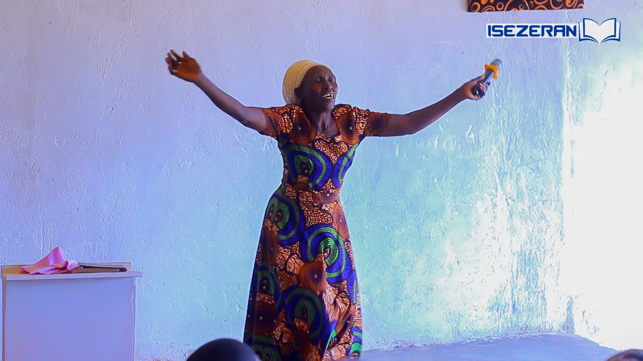 Umukecuru witwa INTARE ISHAJE arabyinnye turatungurwa🥰Nubwo ashaje ashobora kuzapfa abyinira Imana!