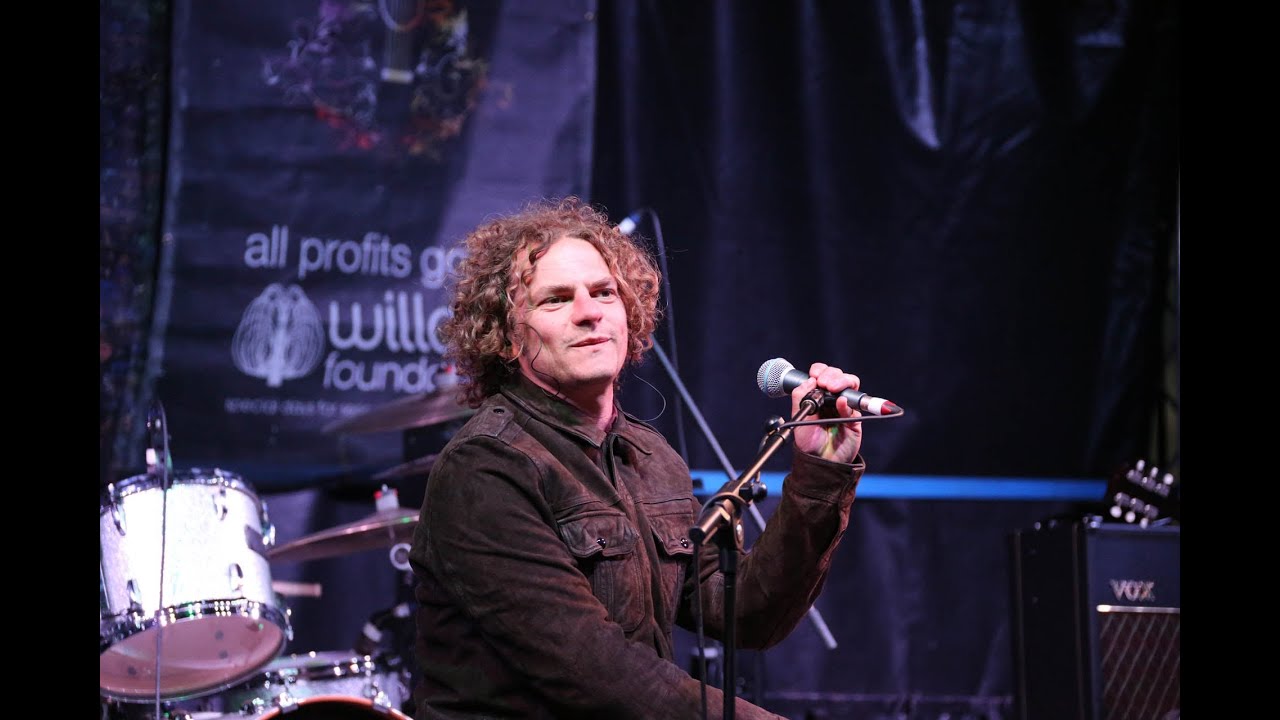 Toploader performing 