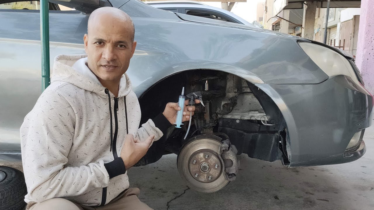 4 طرق لتغيير زيت الفرامل بسرعة وسهولة