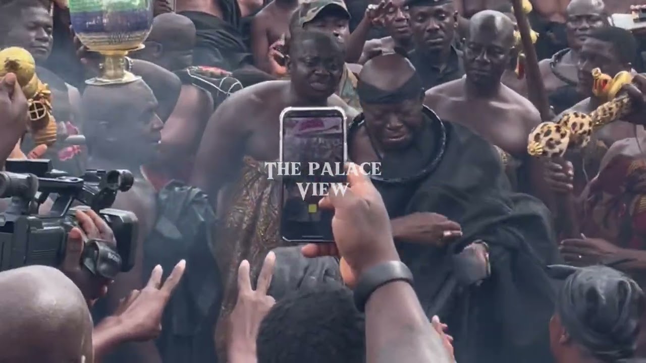 Otumfuo Osei Tutu Dance Fontonfrom with the Royal dancers of Manhyia