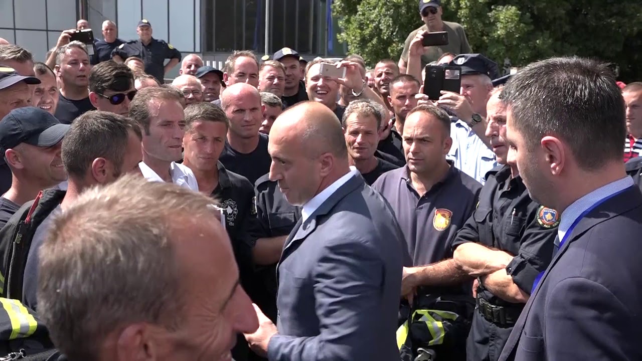 Haradinaj p&euml;rballet me zjarrfik&euml;sit protestues, nj&euml;ri e quan 