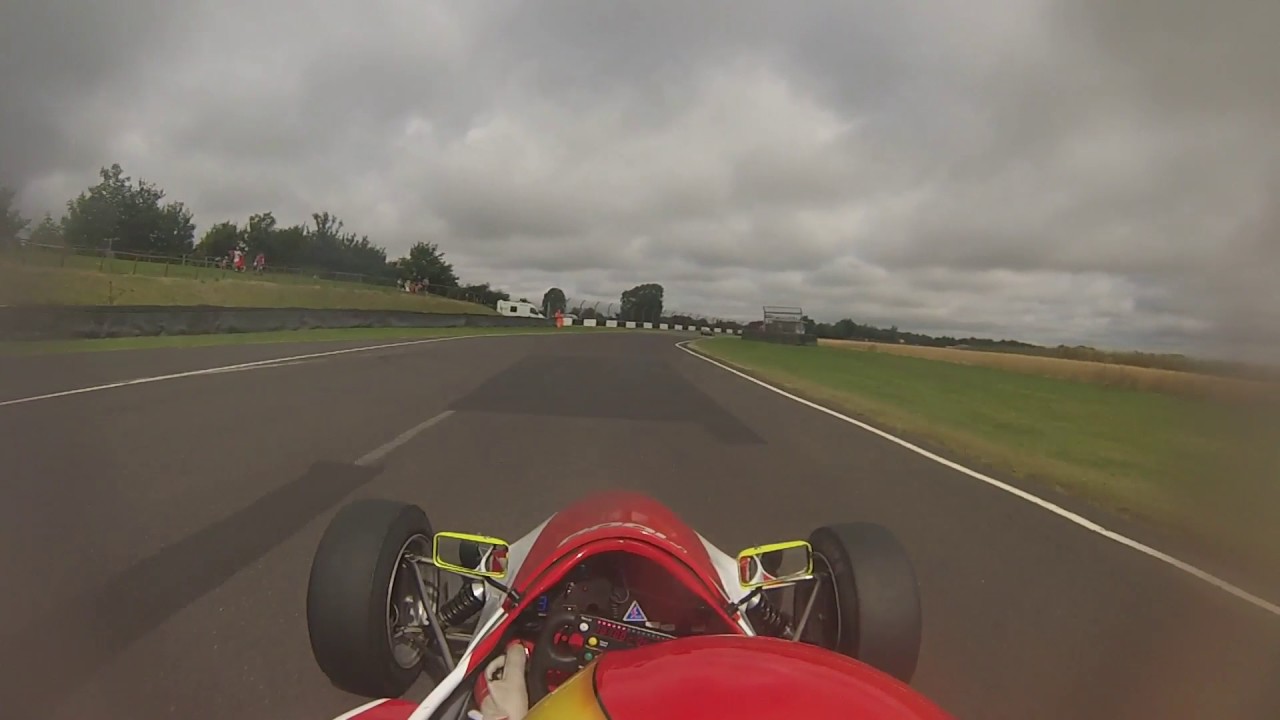 F1000 - CRASH Castle Combe - How to not drive Avon Rise