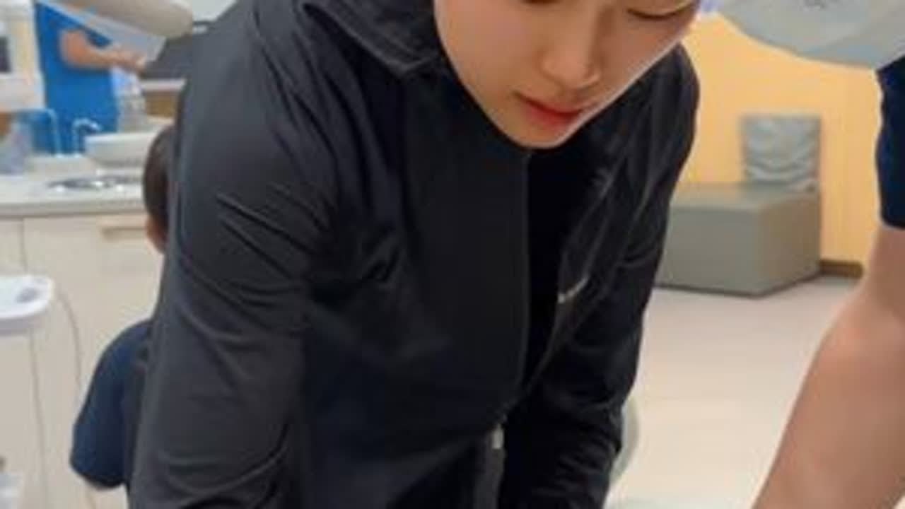 得得解锁新体验第1️⃣次拔牙 有同款乳牙没掉恒牙就长得吗 还没开始就大哭幸好上麻💊了 最后表现良好🧑‍⚕️奖励了小礼品#记录真实生活 #记录生活 #日常vlog #人类幼崽 #亲子日常
