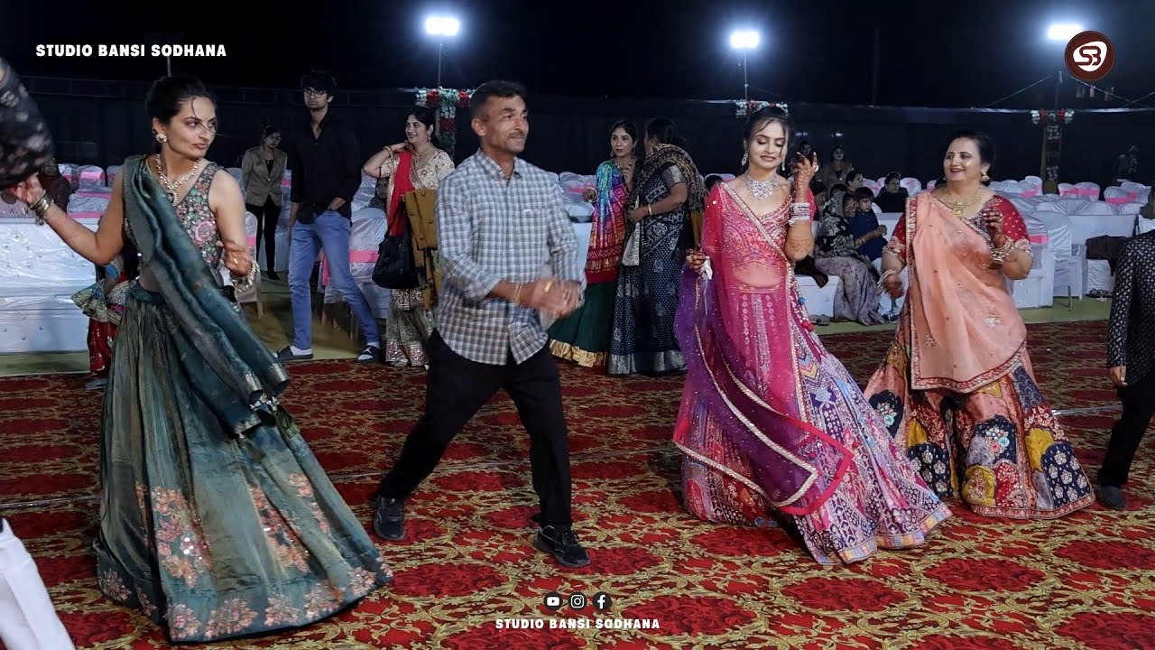 Wedding Dandiya Raas | Modhvadiya Family | Jamnagar | Gujrati Lagan Geet | Studio Bansi Sodhana