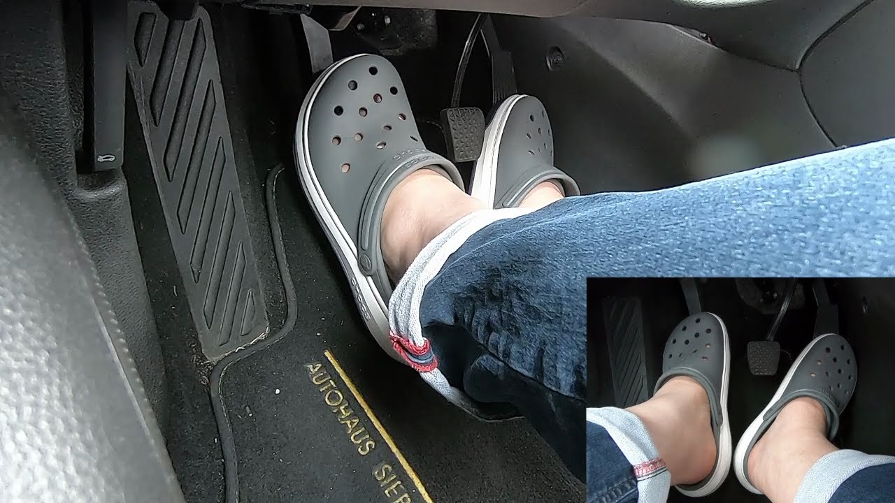 Pedal Pumping #207: Driving Opel Astra with Crocs Full-Force Clogs Barefoot.