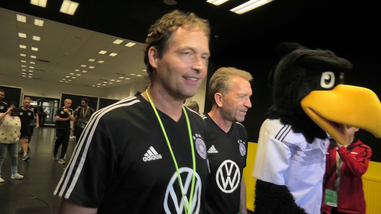 2019-06 - Einlaufeskorte der Tabalingo-Fußballkinder bei der deutschen Nationalmannschaft