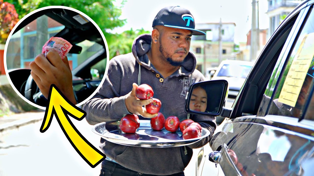Por que andabas en una guagua y tenia dinero mira como trato a este vendedor de manzana