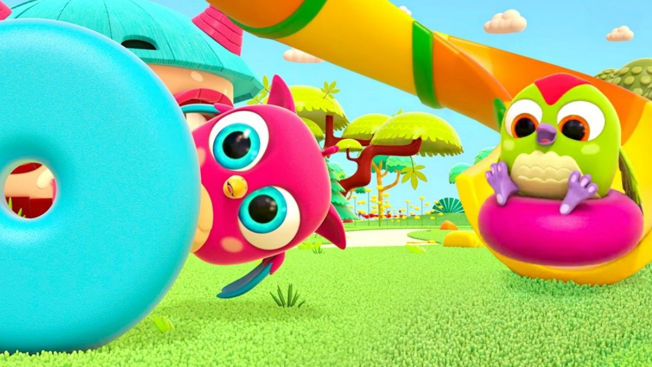 Hophop, a coruja, e Peckpeck brincam e se divertem muito! Desenho animado infantil de passarinhos