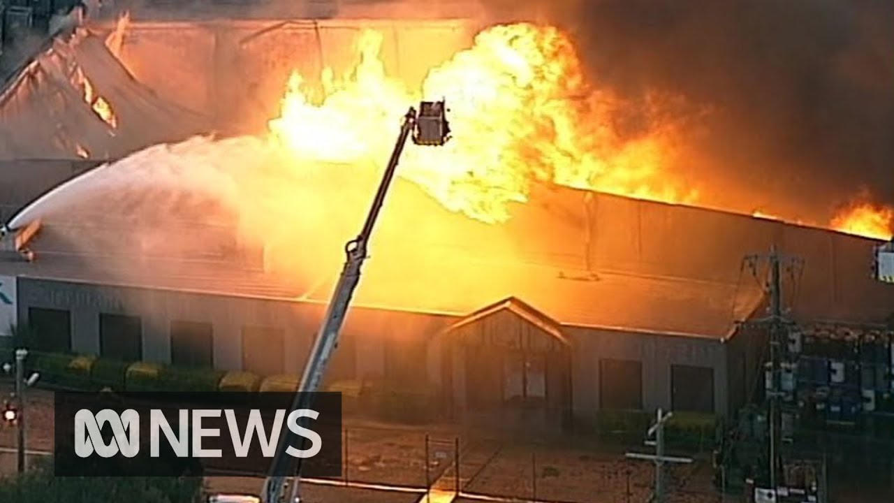 Firefighters battle massive chemical fire in Melbourne | ABC News
