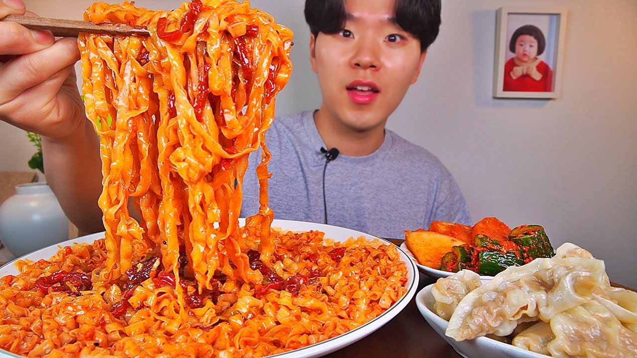 칼빔면 육회 토핑 촉촉한 갈비만두. 석박지 오이김치 곁들입니다.