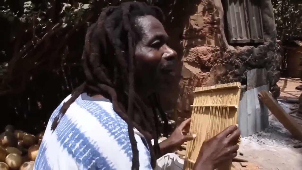 #Culture #Musique #Bwamou #Dédougou  #Bombiri Joue au  Tiahoun, un instrument atypique.