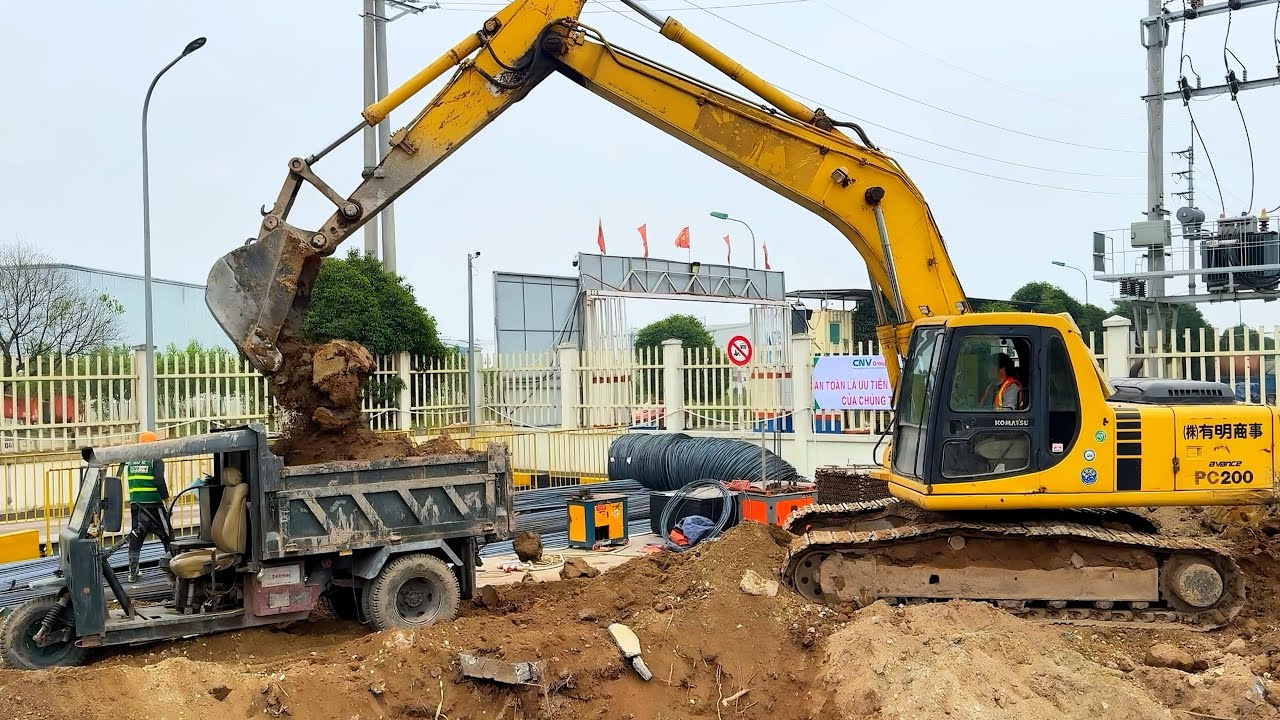 Máy xúc công trường xúc đất | Xe công nông & xe tải ben chở đất làm việc liên tục – Excavator