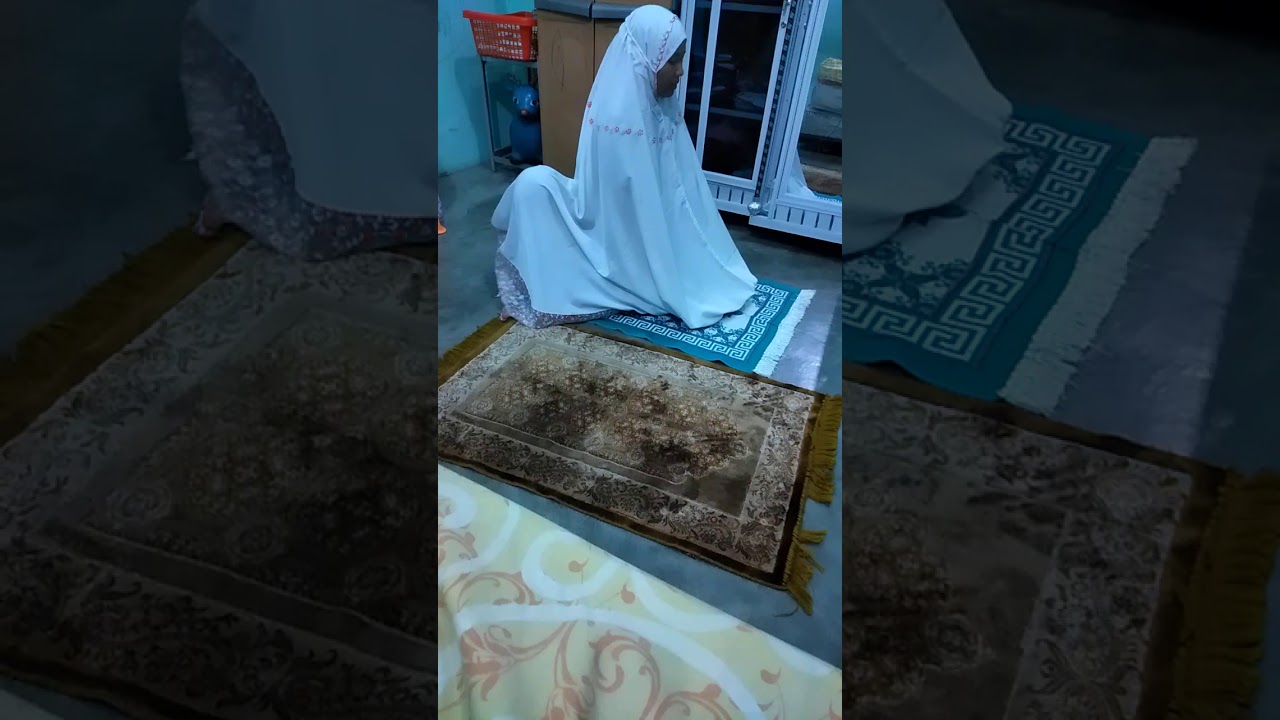 Ibu Di gangguin anaknya saat sholat hingga telekung terbuka