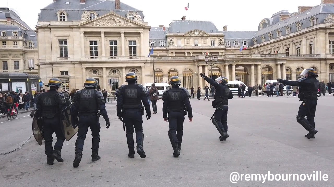 Les CRS se déplacent au Palais Royal sur la marche impériale de Stars Wars