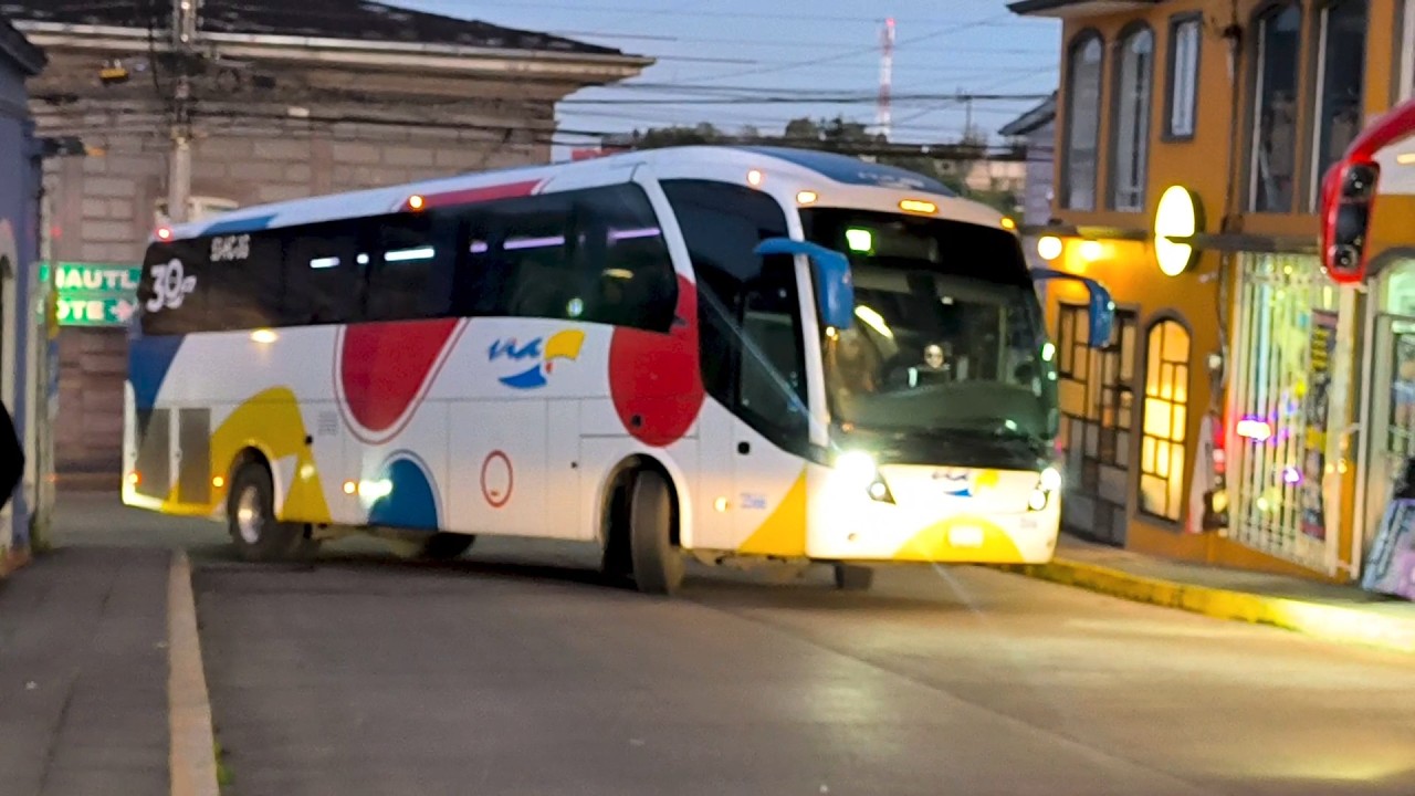 ADO Volvo 9800 y VIA Irizar i5 finalizando y emprendiendo viaje saliendo de Teziutlán