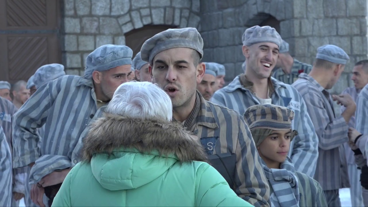 EL FOTÓGRAFO DE MAUTHAUSEN - Un vestuario uniforme y personalizado a la vez
