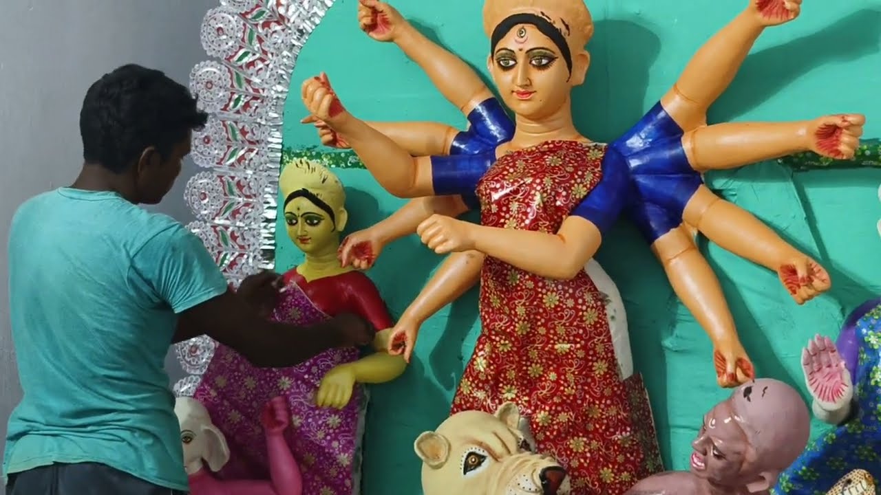 আজকের এই দিনটি জন্য, অনেক সময় নিয়ে পরিশ্রম করে কিভাবে প্রতিমা তৈরি হয় দেখ।