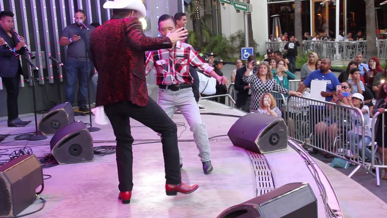 El Dasa deleita a sus fans durante  un concierto gratuito cortes&iacute;a de NBC Universo