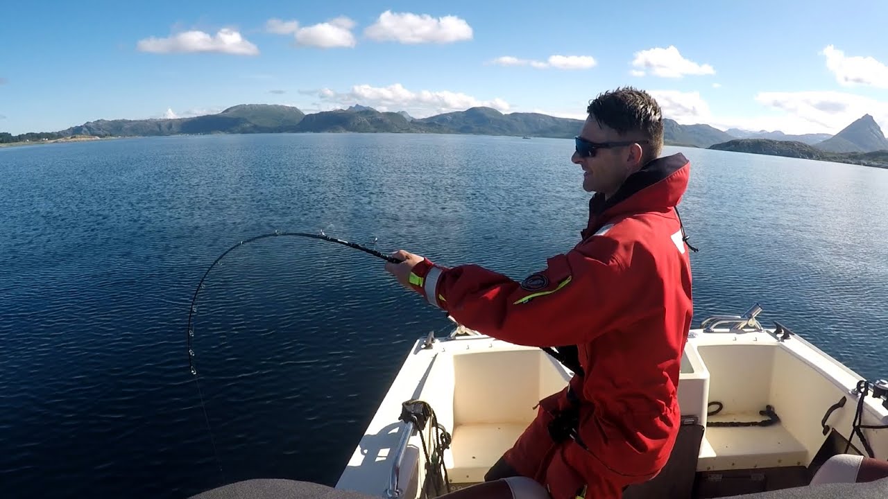 Catching a 90 pounds halibut (underwater footage) Helgeland