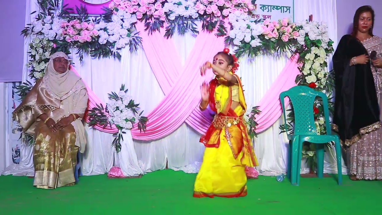 দ্বিতীয় শ্রেণীর ছাত্রী অয়ন্তিকা ঘরামি মৌমিতার নৃত্য পরিবেশনা।
