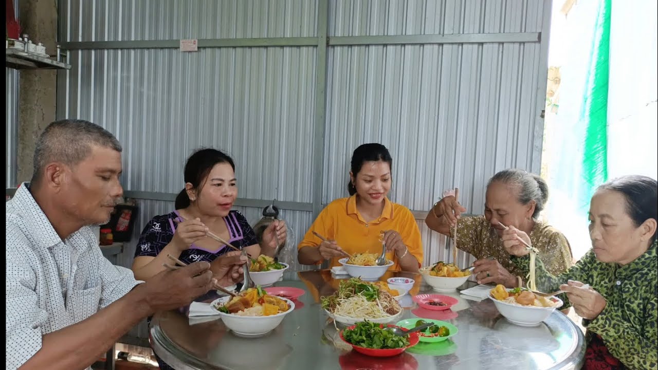 Bún Riêu Giò Heo_Bún Riêu Miền Tây Mời Khách Ghé Nhà| Trần Ngọc Phụng TV