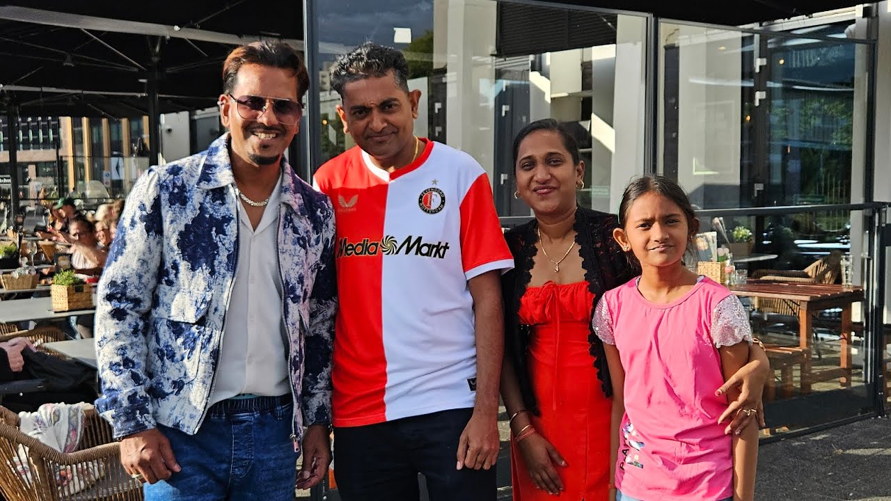 2025 Ajay met Feyenoord Shirt in Amsterdam met Niezaam Wagidhosain Markthal Haring eten