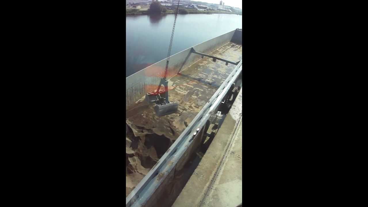 2400  ton lava uit het schip lossen met elektrische kraan